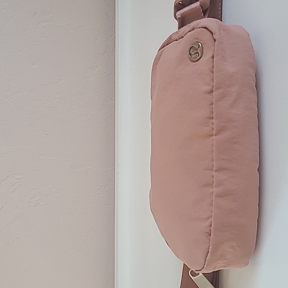Lululemon Everywhere Belt Bag 1L Pastel Pink - Picture 5 of 14